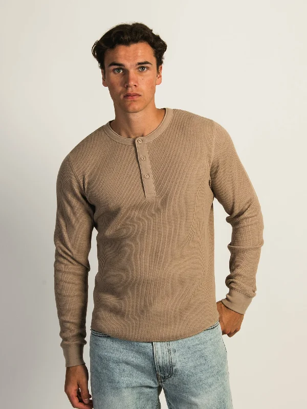 KOLBY WAFFLE HENLEY - BROWN